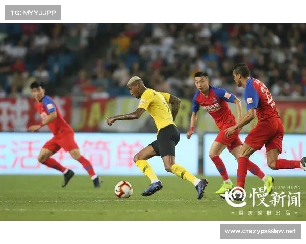 重庆球迷倾情制作巨幅TIFO致敬国足展现热血支持与家国情怀 重庆球迷倾情制作巨幅TIFO致敬国足展现热血支持与家国情怀